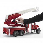 Camion de pompieri Mack Granite cu scara, pompa de apa si sirena, Bruder