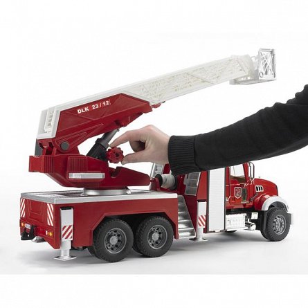 Camion de pompieri Mack Granite cu scara, pompa de apa si sirena, Bruder