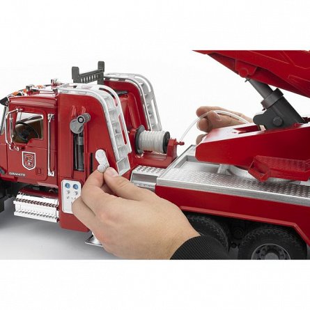 Camion de pompieri Mack Granite cu scara, pompa de apa si sirena, Bruder