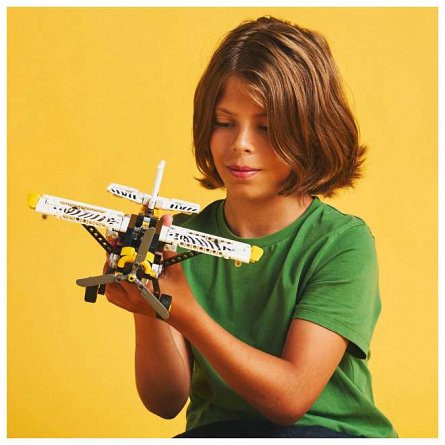 LEGO Technic - Avion pentru zone greu accesibile 42198
