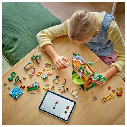 LEGO Friends - Momente cu prietenii la casa din copac 42652