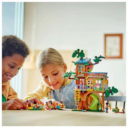 LEGO Friends - Momente cu prietenii la casa din copac 42652