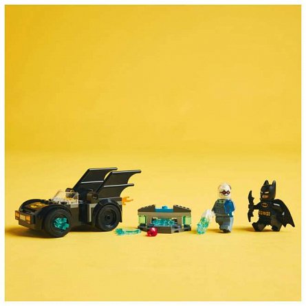 LEGO DC Super Heroes - Batman si Batmobile vs. Mr. Freeze 76301