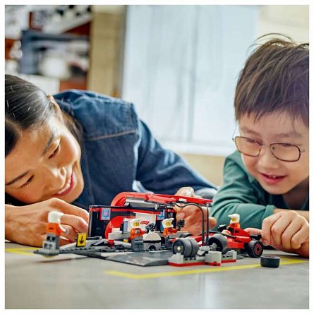 LEGO City - Boxa si mecanici F1 cu masina Ferrari 60443