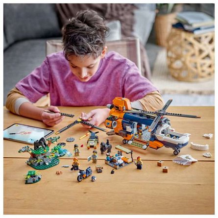 LEGO City - Elicopterul unui explorator al junglei la tabara de baza 60437