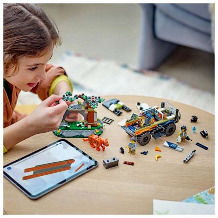 LEGO City - Camionul off-road al unui explorator al junglei 60426
