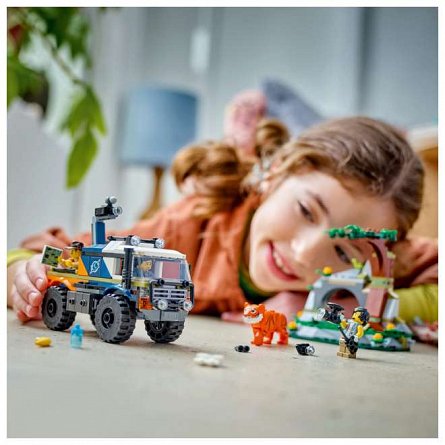 LEGO City - Camionul off-road al unui explorator al junglei 60426