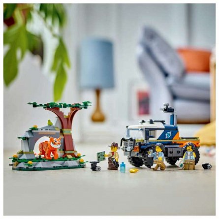 LEGO City - Camionul off-road al unui explorator al junglei 60426