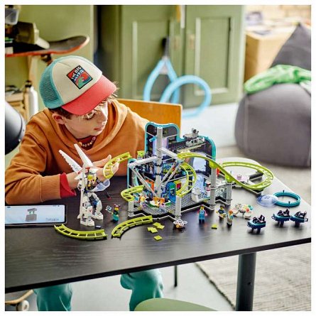 LEGO City - Parc cu roller-coaster Lumea Robotilor 60421